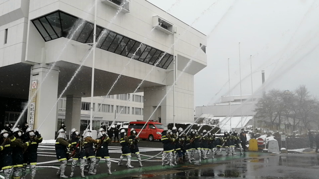 消防出初式　一斉放水は見ごたえあるなの記事動画
