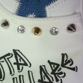 デニムリメイクバッグ風スタッズクラッチバッグ・ホワイトの画像