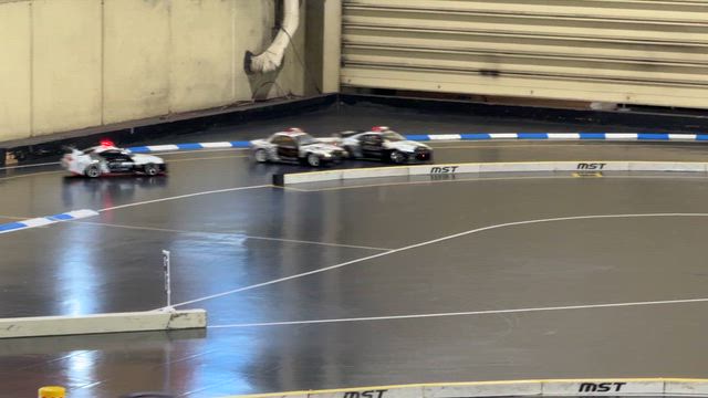 ドリフトコースでパトカー爆走‼️の記事動画