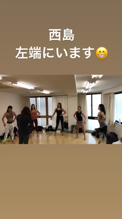 ふわふわ、ビキニポーズをとるの記事動画