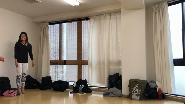 ふわふわ、ビキニポーズをとるの記事動画