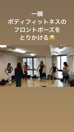 ふわふわ、ビキニポーズをとるの記事動画