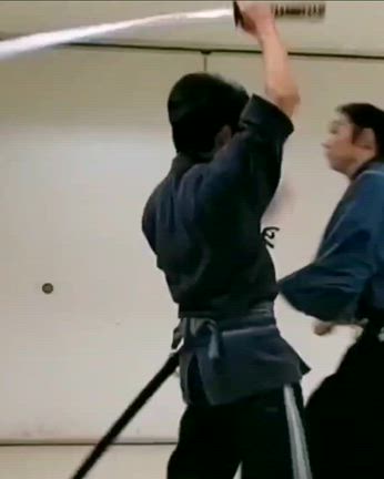 土のない路を歩くカエルを見た。の記事動画
