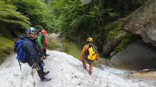 北杜市・尾白川　尾白川渓谷キャニオニングの記事動画