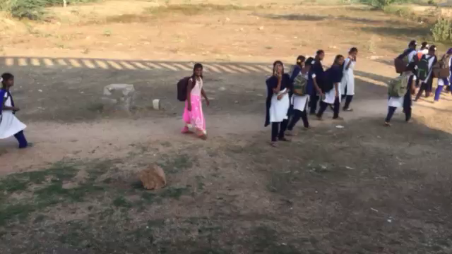 インドの女学生の記事動画