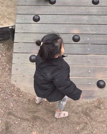 【悲報】靴下で走り回る2歳娘、謎の「ポジティブ逃走」をするの記事動画