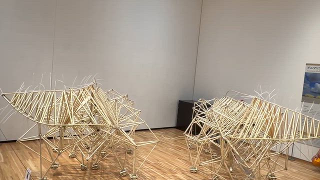 テオ・ヤンセン展でストランドビーストが歩くのを観た。富山県美術館の記事動画