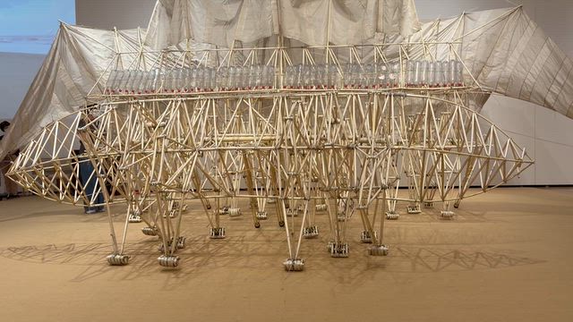 テオ・ヤンセン展でストランドビーストが歩くのを観た。富山県美術館の記事動画