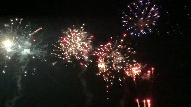 今日の１枚　５月７日 星 ＆ 花火を見に万博公園 ② マツケンサンバでノリノリの花火の記事動画