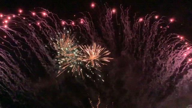 今日の１枚　５月７日 星 ＆ 花火を見に万博公園 ② マツケンサンバでノリノリの花火の記事動画