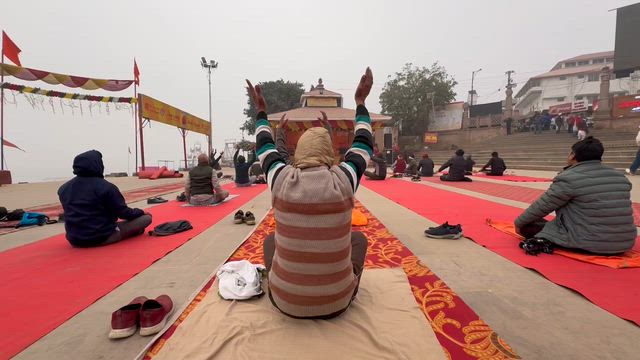 【3児母のインド一人旅】バラナシで念願の笑いヨガに参加！の記事動画