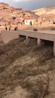土石流の記事動画