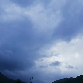 今日の散歩は雨降りで、右が青空、左が雨雲でした。の画像