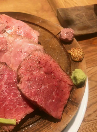 西新宿で美味しいお肉を食べたいならここ！！肉バル"肉ビストロ灯"の記事動画