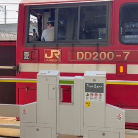 線路に赤い電車？の画像