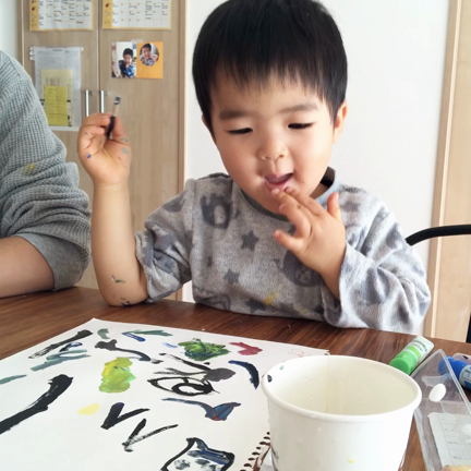 【バイリンガル育児】Learning colors! 息子と絵の具遊び♡の記事動画