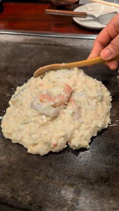 昭和な鉄板で王道お好み焼き(^O^)大衆感あふれるゆかり曽根崎本店の記事動画