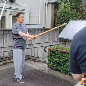 第２話メイキング：内藤剛志さん演じる樋口さんが家の前で竹刀を振るシーンの画像