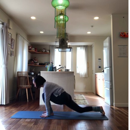 太陽礼拝っていうヨガのポーズ、難しくない？の記事動画