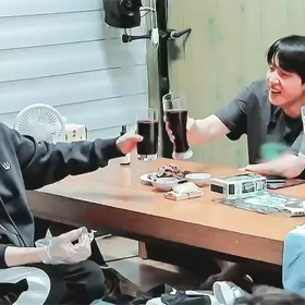 【BTS】コーラかと思いきや！バカでかグラスでワインを飲む酒豪くん達wwwの画像