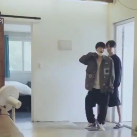 【BTS】つまずいちゃうグクちゃんwwwの画像