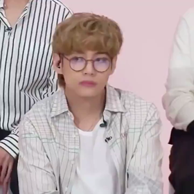 【BTS】照明の光を自分の目に合わせようと頑張るテテwwwの画像