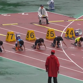 ５年女子100m予選(二井さん、土屋さん)の画像