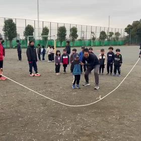 長縄遊び(中学生と低学年)①の画像