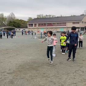 長縄遊び(中学生と低学年)②の画像