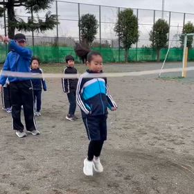 長縄遊び(中学生と低学年)③の画像