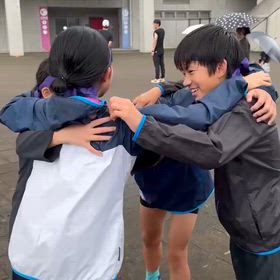 男女混合リレートップ通過の画像