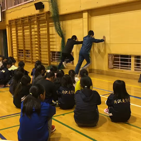 壁向きもも上げトレーニングの画像