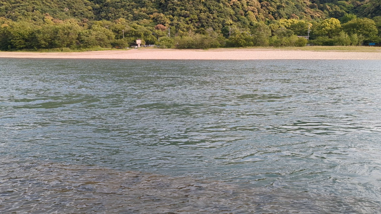 水は海に向かって流れるの記事動画