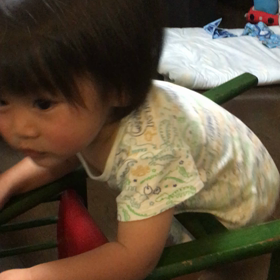 子供と筋トレの画像