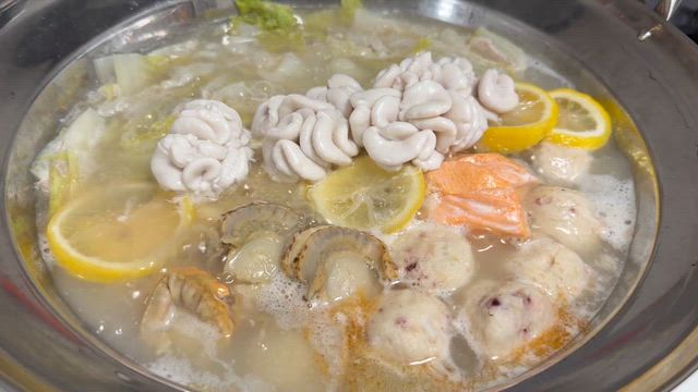 生成AIにおすすめの鍋を聞いてみた！Part 2～レモン白湯白子鍋の味やいかにの記事動画