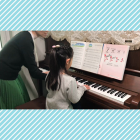生徒さんと連弾の画像