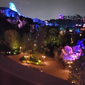 ホテルから見たファンタジースプリングエリアの夜の画像