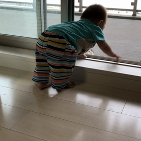 つかまり立ちの練習の画像