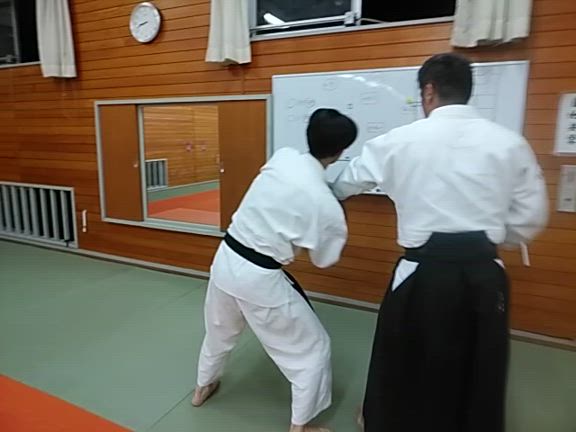 片手を両腕で掴まれた状態でも大丈夫！の記事動画