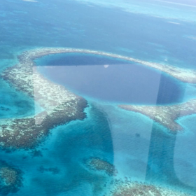 カリブ海のブルーホールを空からの画像
