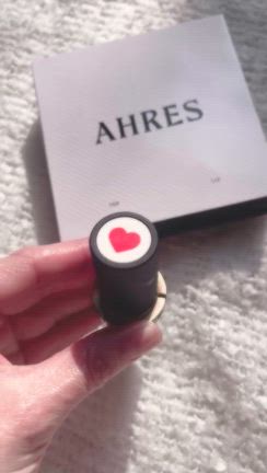 ネオンカラーが眩しすぎるAHRESのリップ♪の記事動画