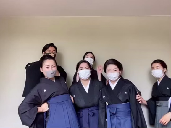 学校公演に行ってきました！手持ちで袴を...の記事動画