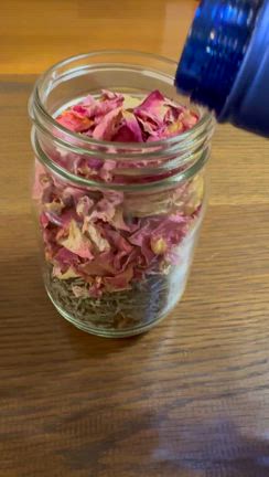 【手作りコスメ】お庭の無農薬ハーブとバラで、美肌のハーブチンキ。化粧水作りの記事動画