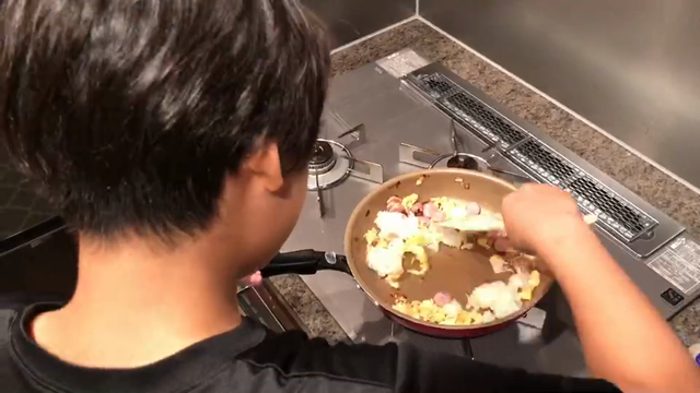 長男、初のお弁当作り！の記事動画