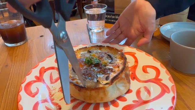 八重洲口でバケツサイズのプリンを何人もの女子が食べてるのを見ての記事動画