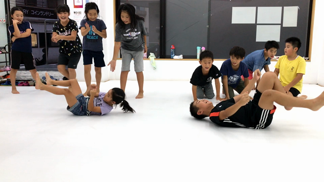 背中とお尻で移動するの記事動画