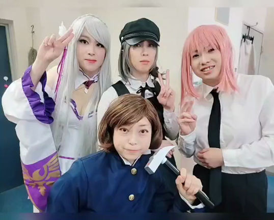 女装レイヤーと一緒にコスプレイベントへお出かけの記事動画