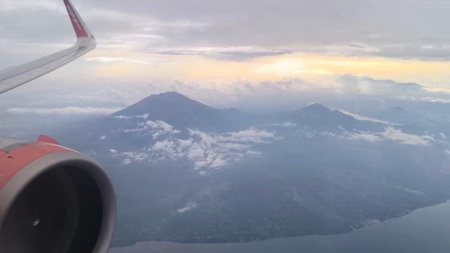 バリ島上空が神秘的だったの記事動画