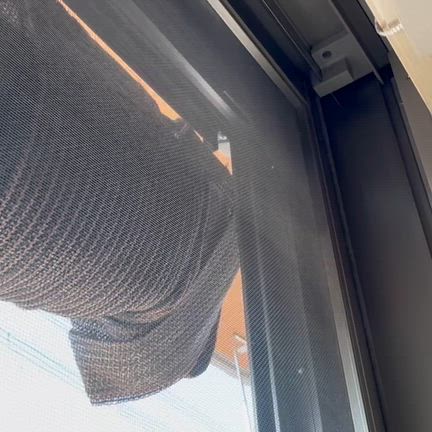 これ、網戸掃除にもいいかもー！今話題の濡らして拭くだけの簡単お掃除『吸水スポンジブロック』の記事動画