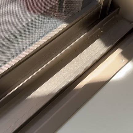 これ、網戸掃除にもいいかもー！今話題の濡らして拭くだけの簡単お掃除『吸水スポンジブロック』の記事動画